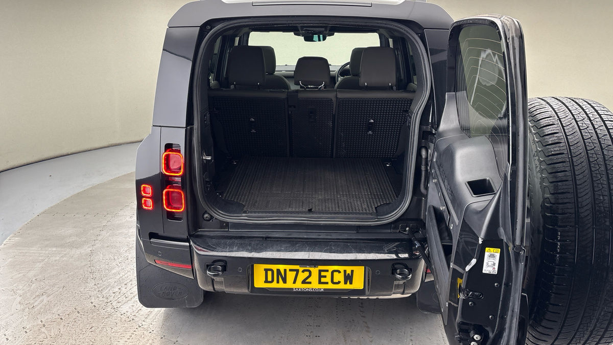 Land Rover Defender 110 Image 11