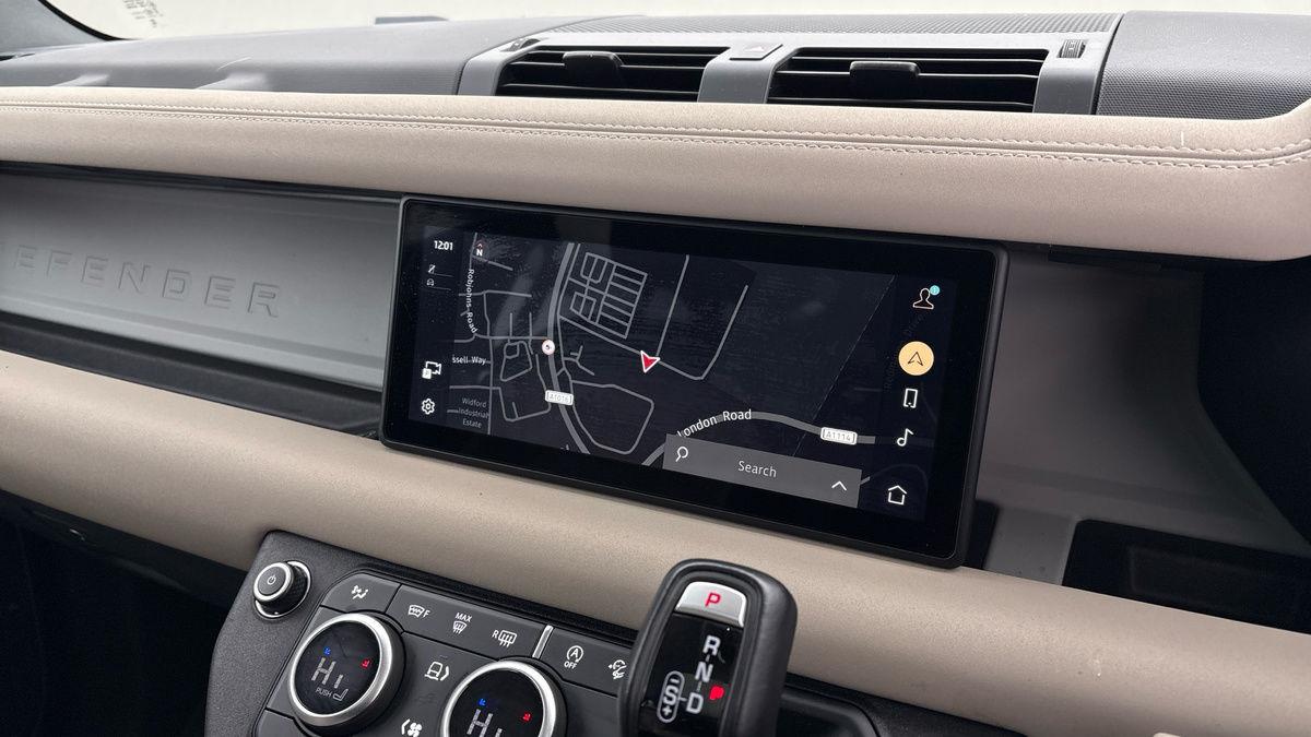 Land Rover Defender 110 Image 17