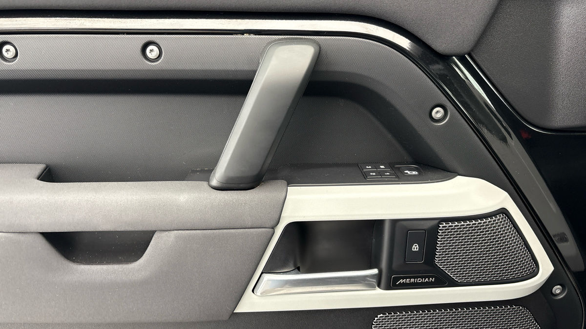 Land Rover Defender 90 Image 19