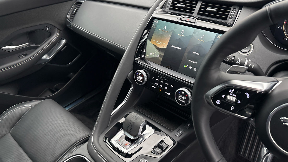 Jaguar E-PACE Image 18