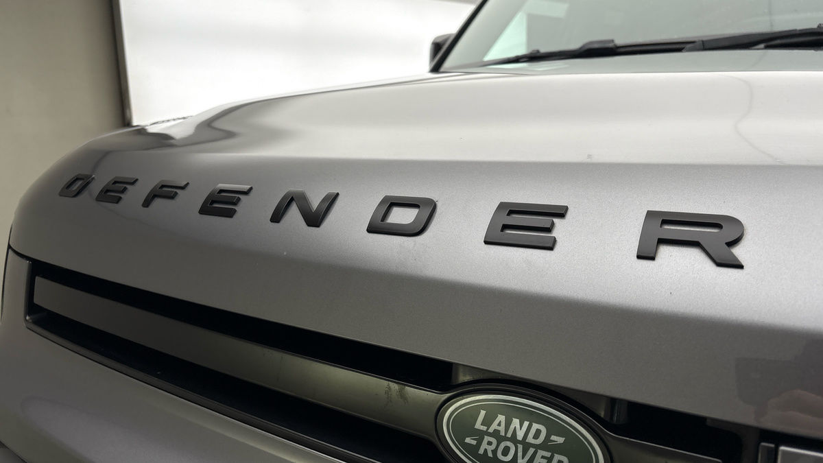 Land Rover Defender 110 Image 24