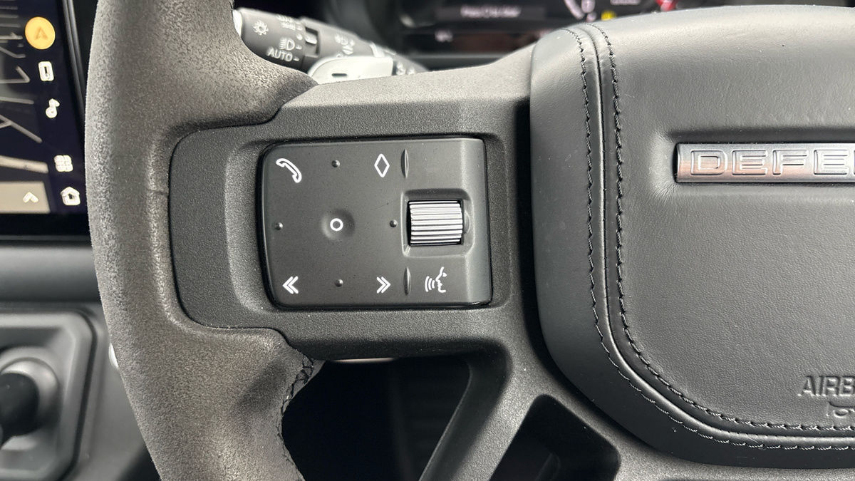 Land Rover Defender 110 Image 13