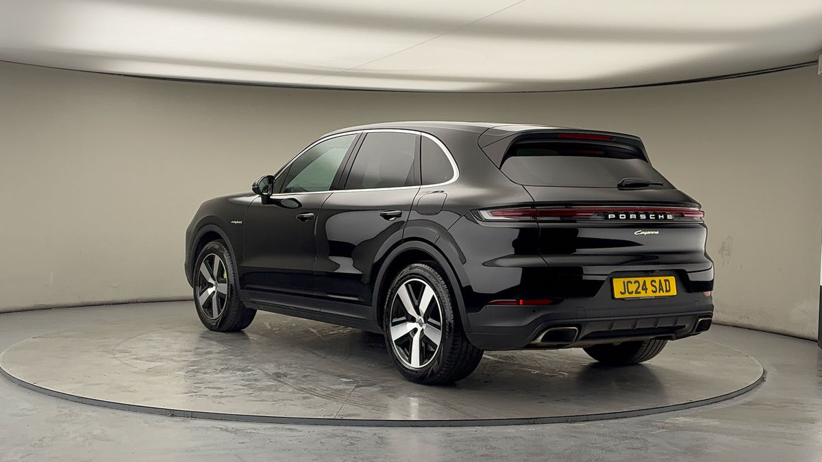 Porsche Cayenne Image 2