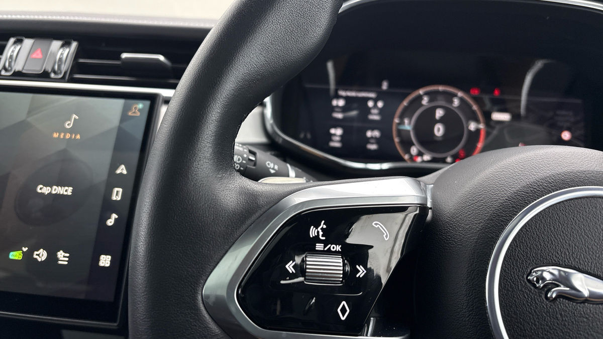 Jaguar F-PACE Image 13