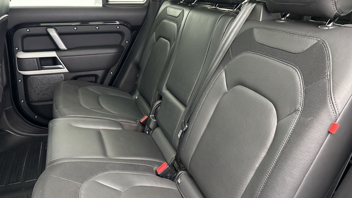 Land Rover Defender 110 Image 8