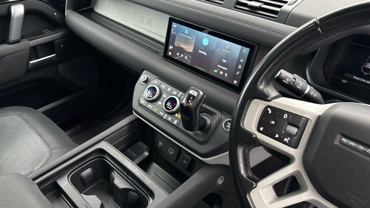 Land Rover Defender 110 Image 18