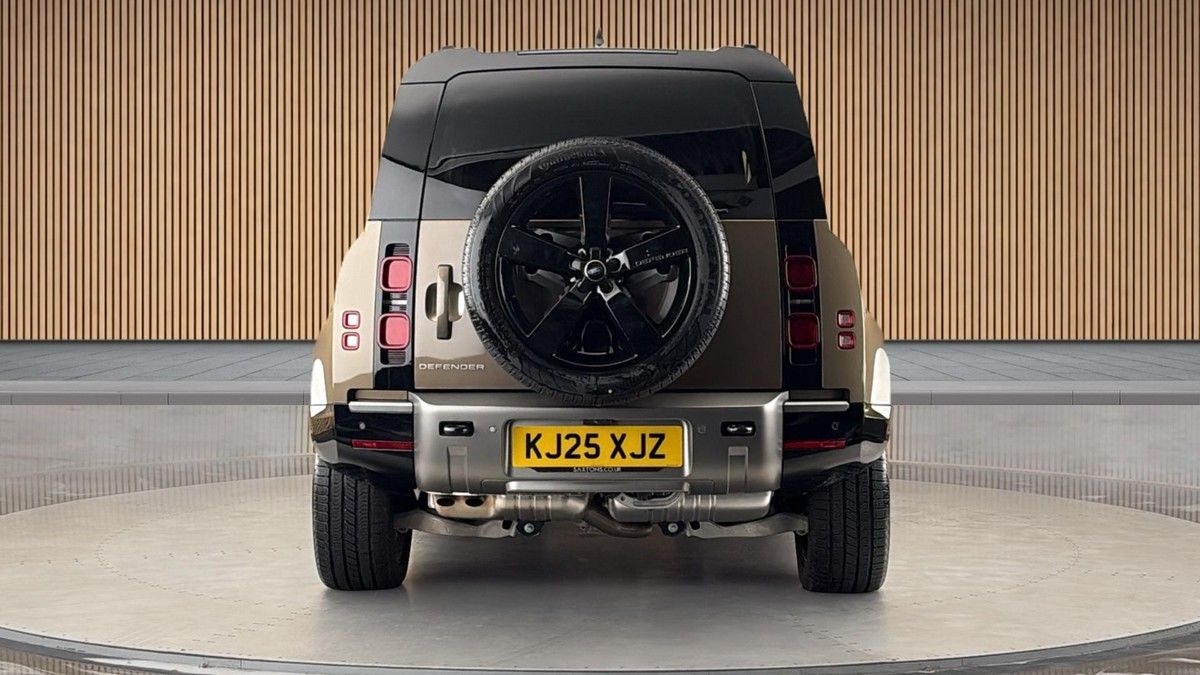 Land Rover Defender 110 Image 4
