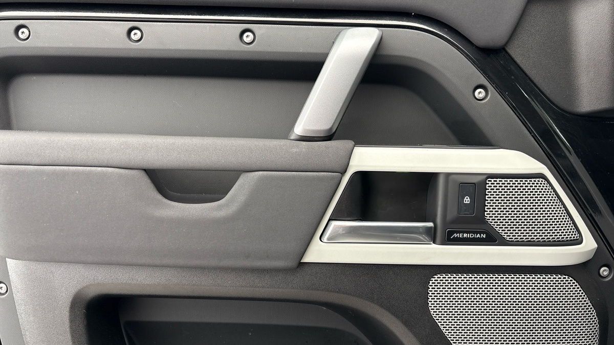 Land Rover Defender 130 Image 19