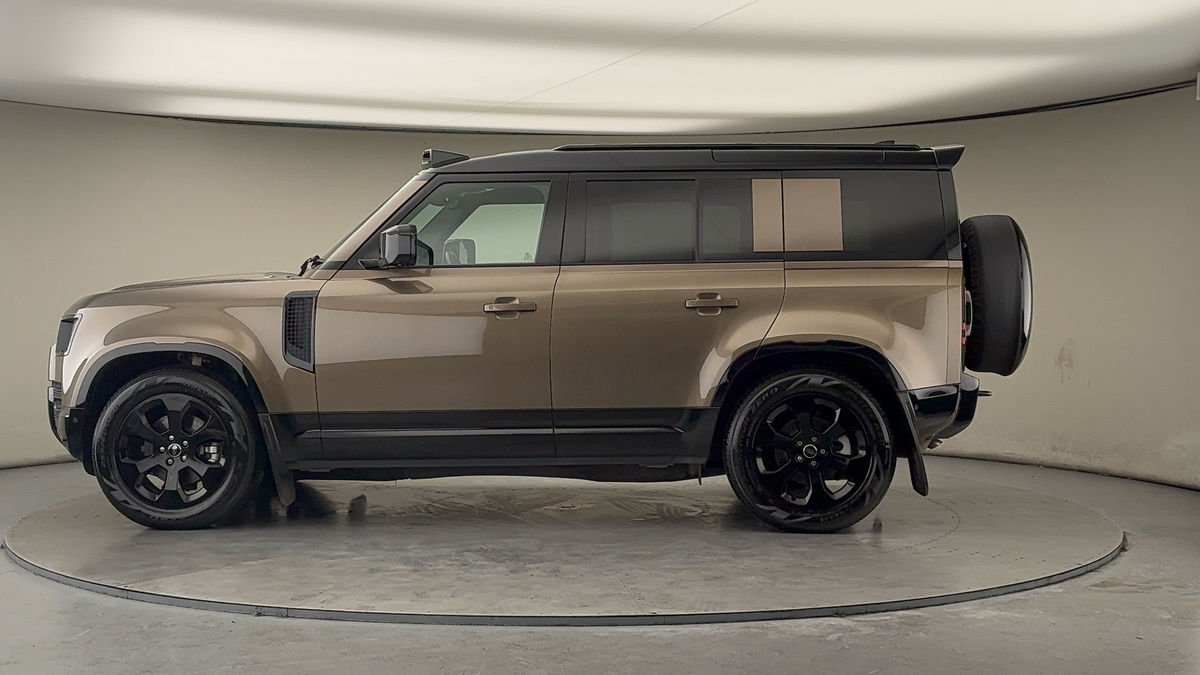 Land Rover Defender 110 Image 15