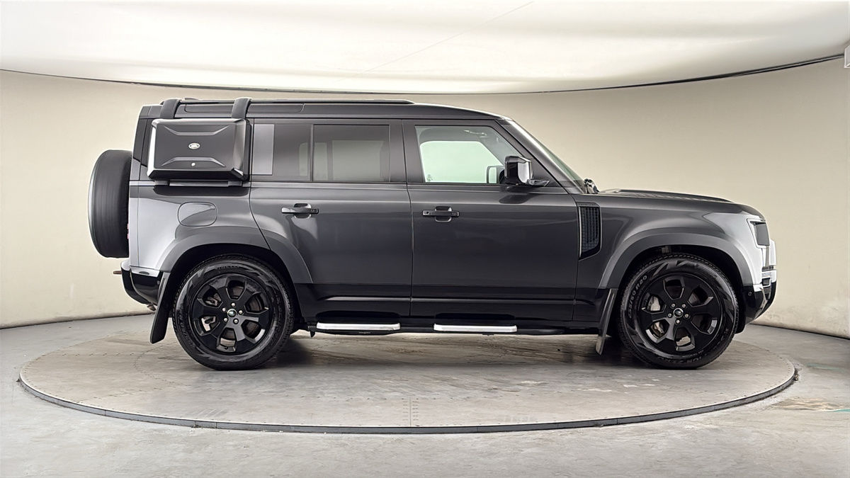 Land Rover Defender 110 Image 16