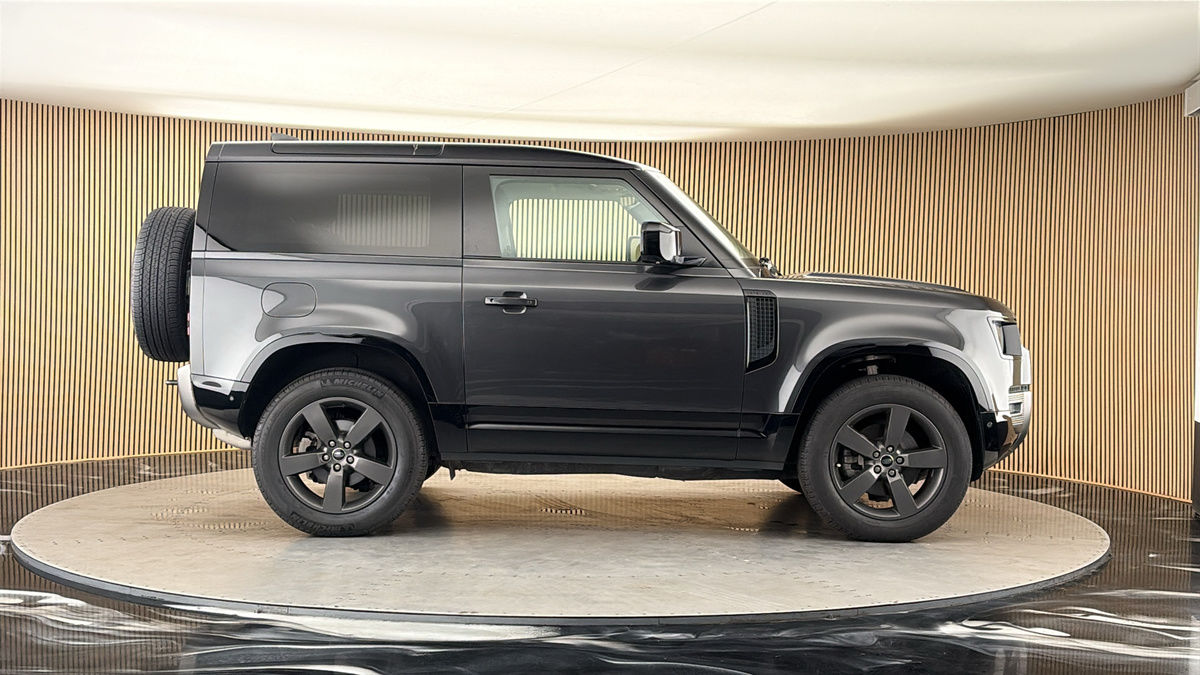 Land Rover Defender 90 Image 16