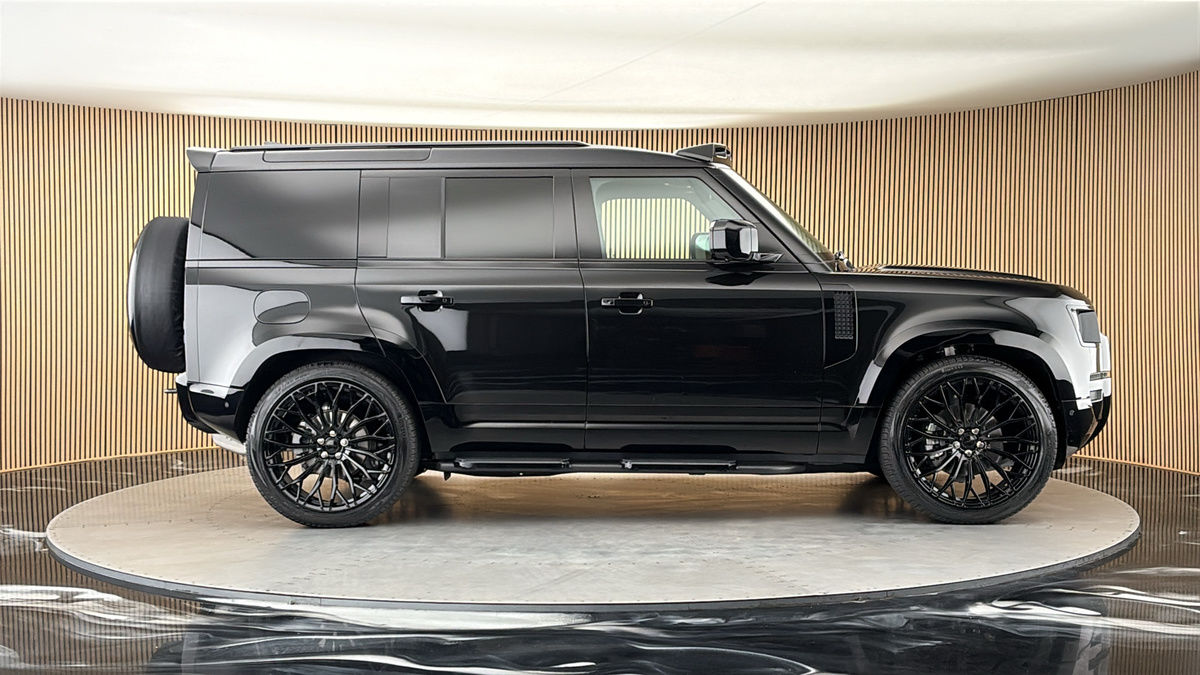 Land Rover Defender 110 Image 16