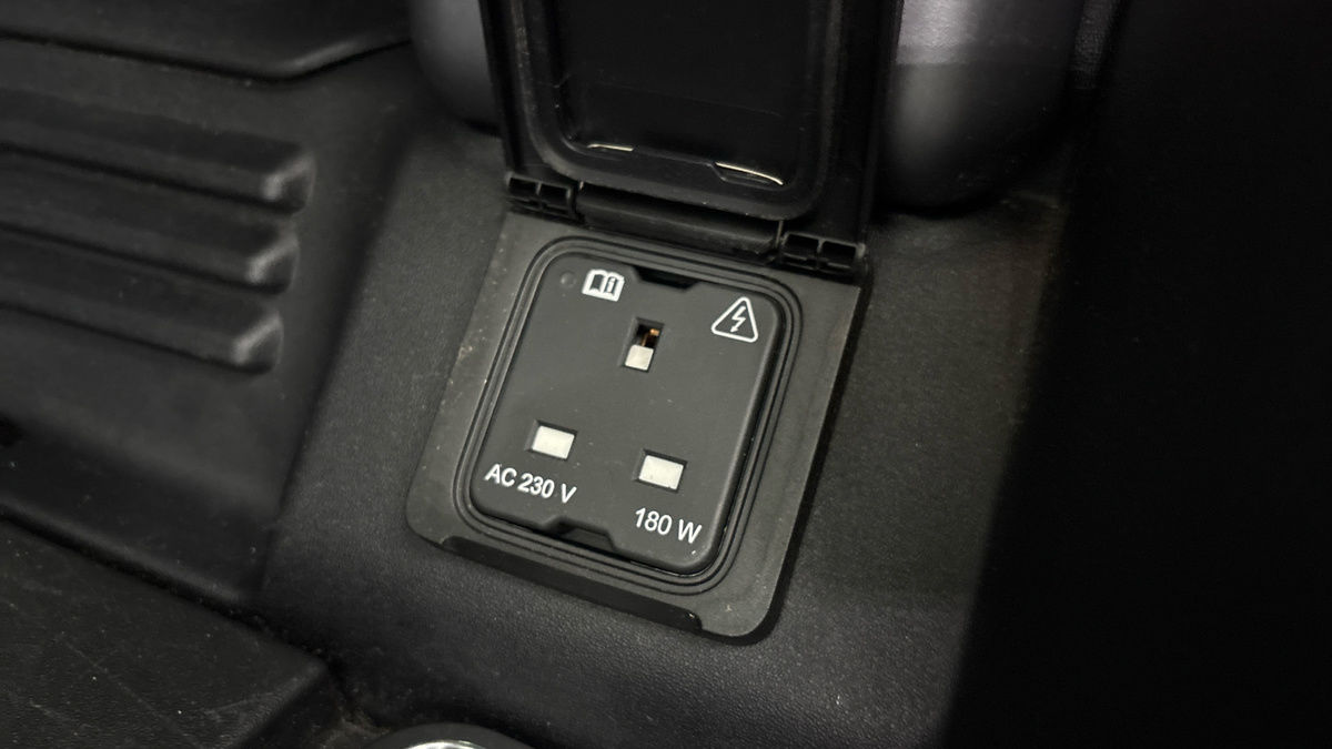 Land Rover Defender 110 Image 40