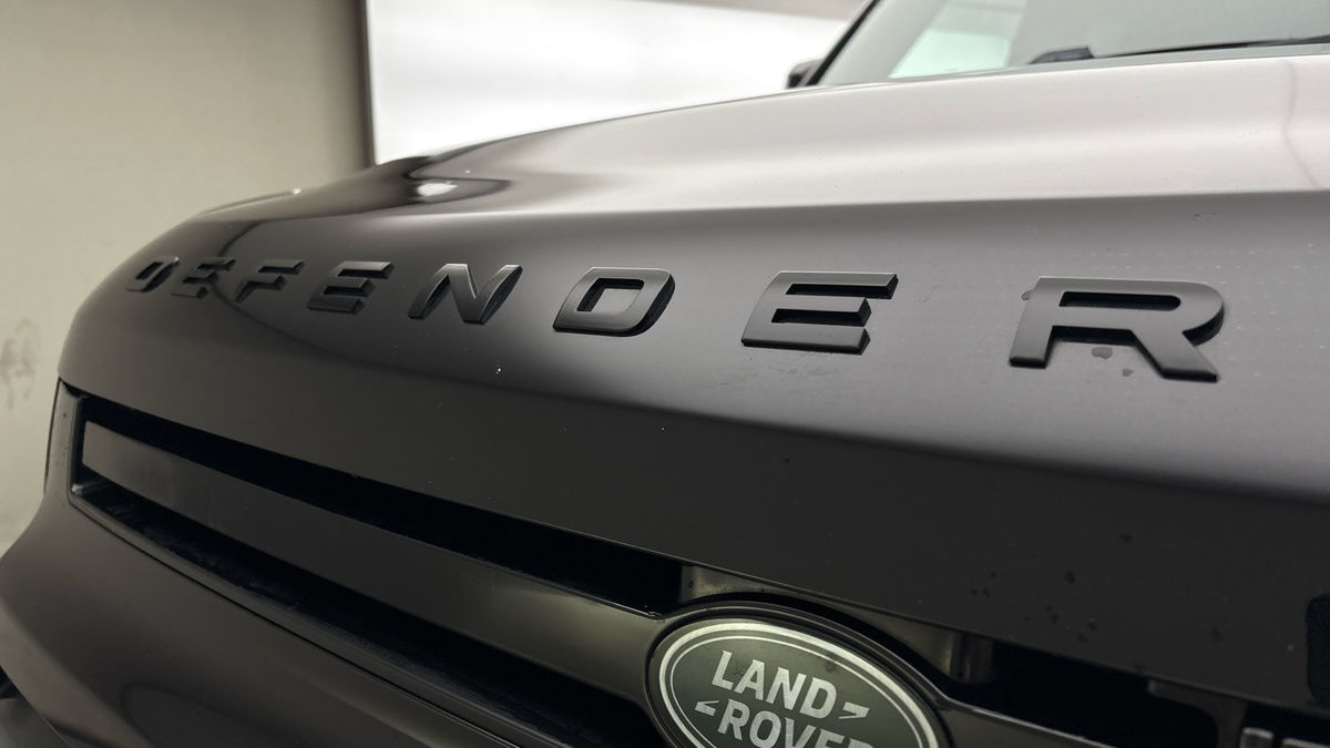 Land Rover Defender 110 Image 24