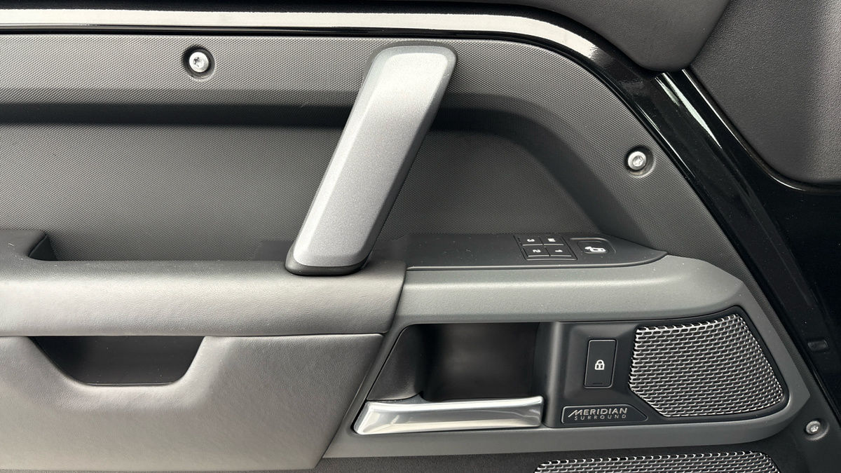 Land Rover Defender 110 Image 19