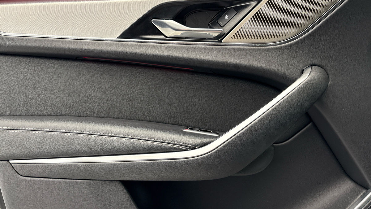 Jaguar F-PACE Image 19