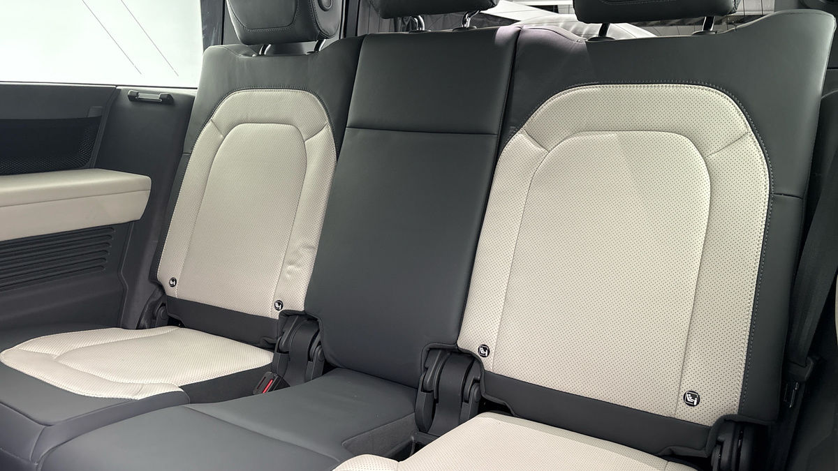 Land Rover Defender 130 Image 26