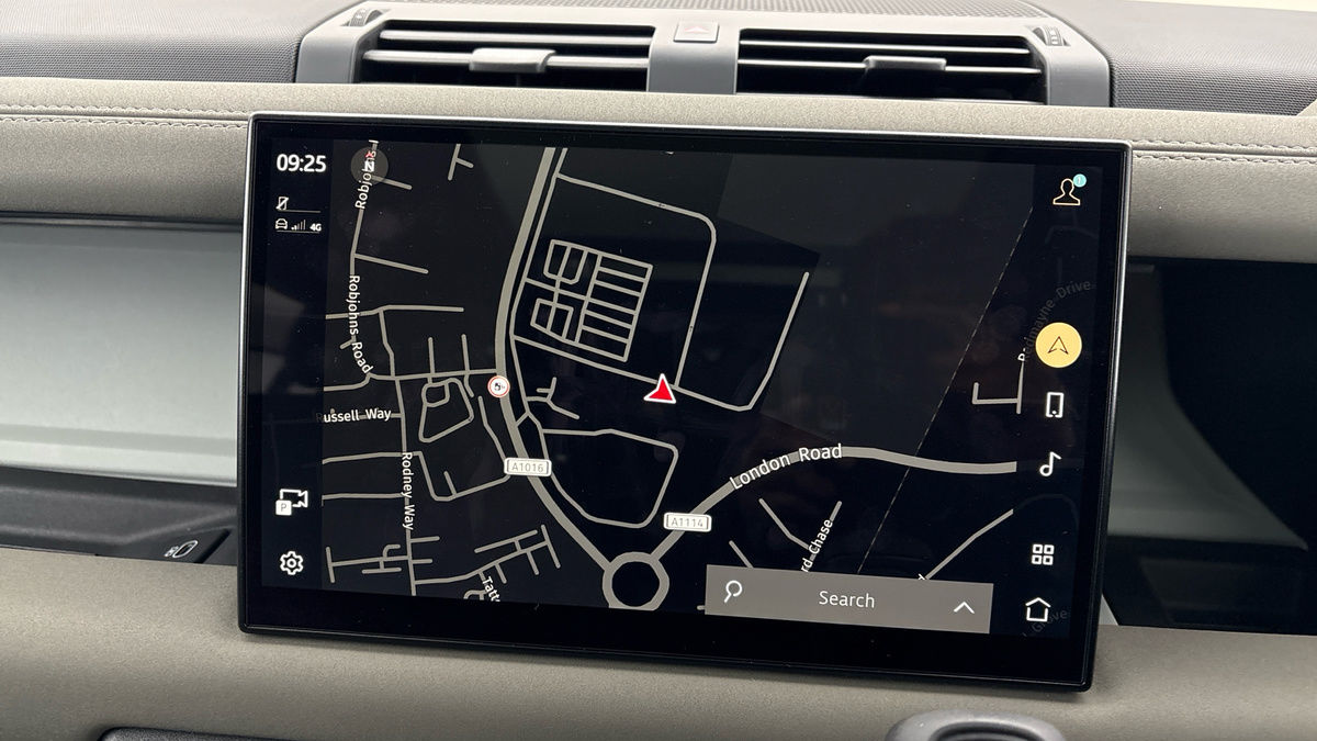 Land Rover Defender 110 Image 17