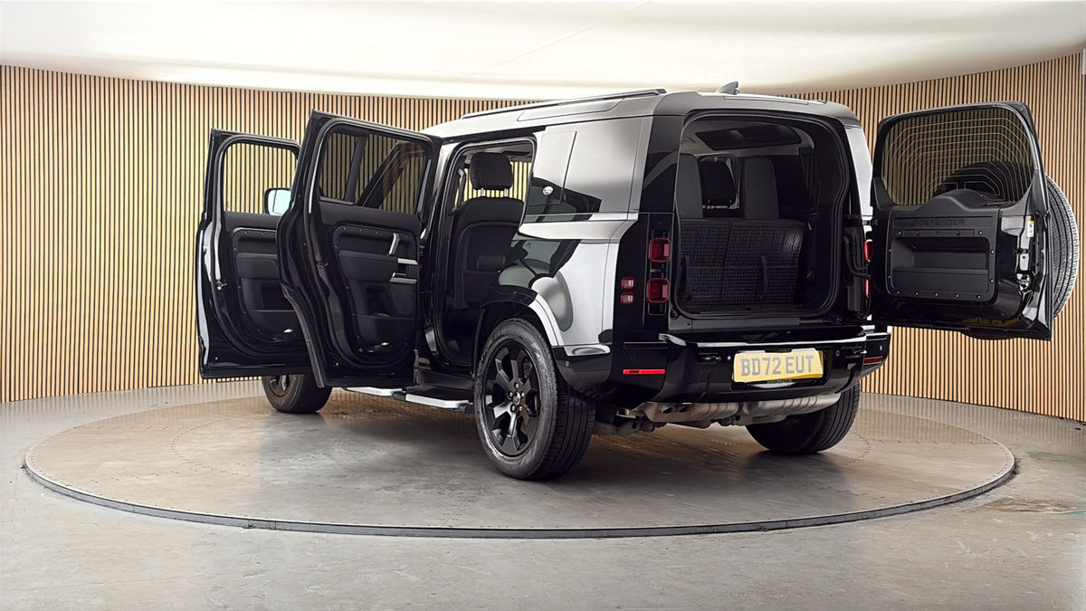 Land Rover Defender 110 Image 23