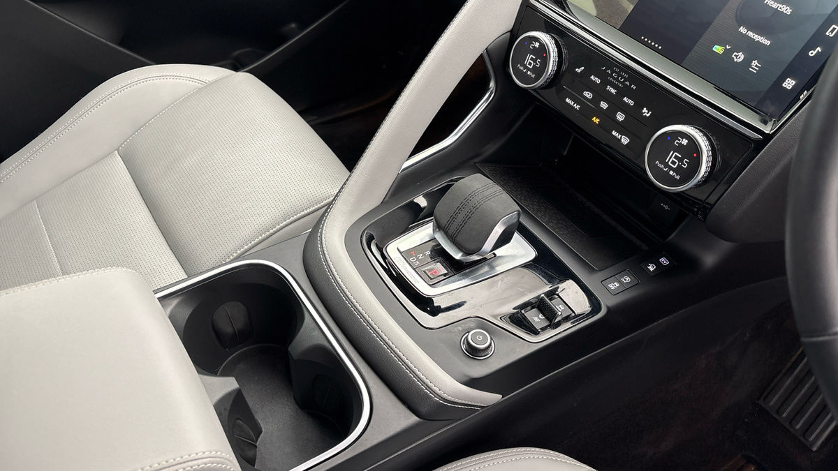 Jaguar E-PACE Image 18