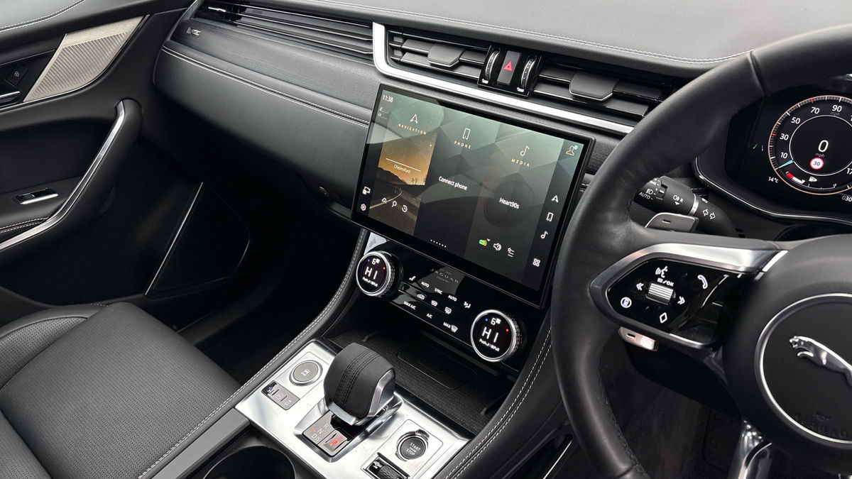 Jaguar F-PACE Image 18