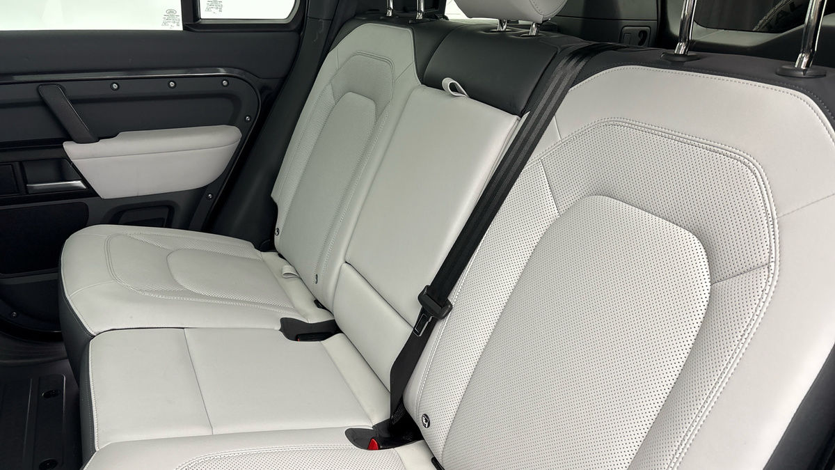 Land Rover Defender 110 Image 8