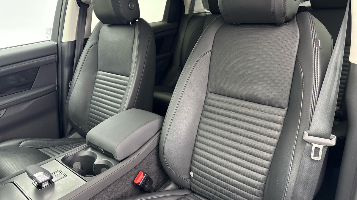Land Rover Discovery Sport Image 7