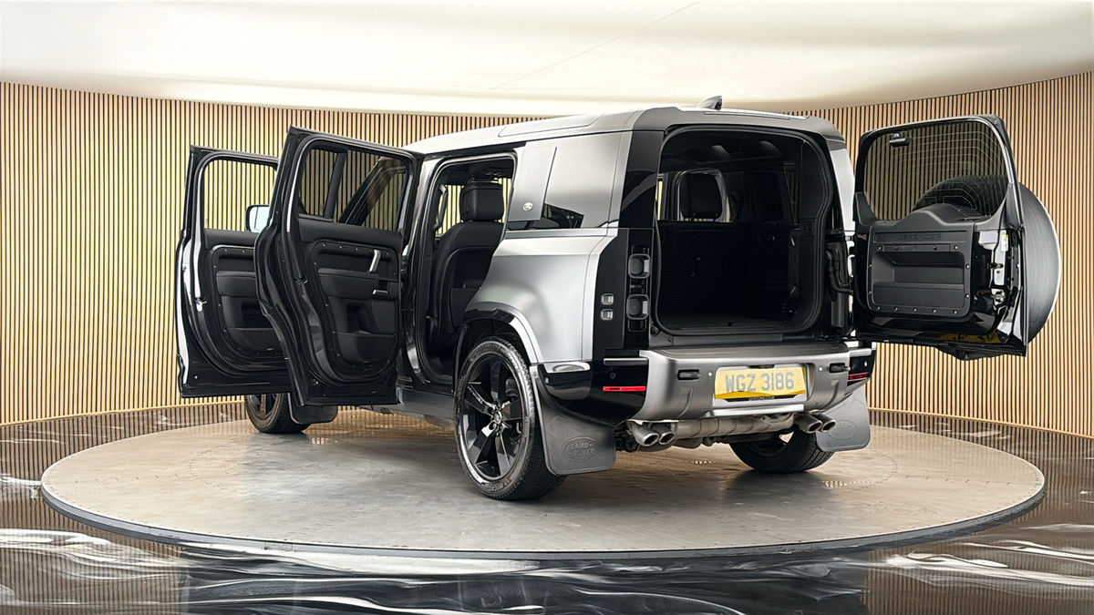 Land Rover Defender 110 Image 23