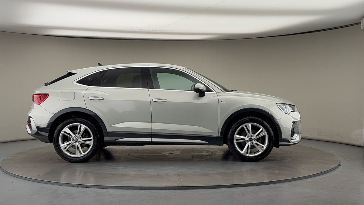 Audi Q3 Image 16
