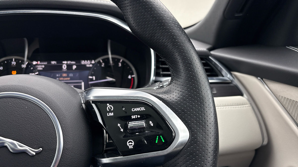 Jaguar F-PACE Image 14