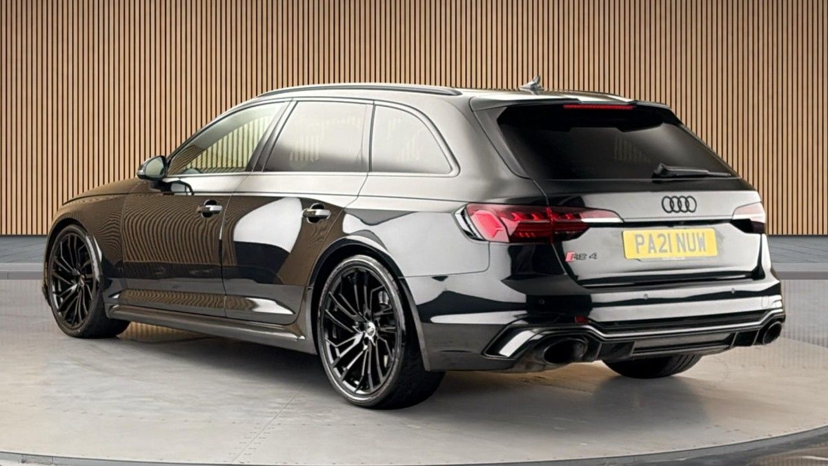 Audi RS4 Avant Image 2