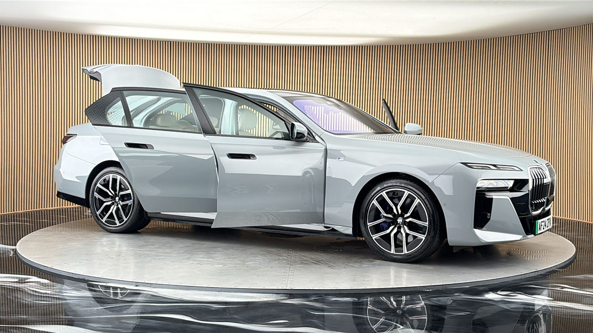 More views of BMW i7