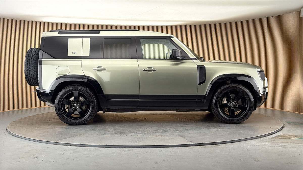 Land Rover Defender 110 Image 16