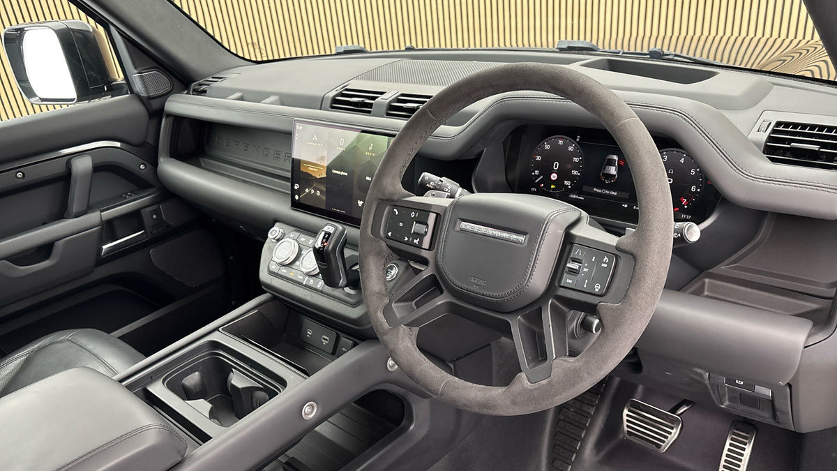 Land Rover Defender 110 Image 5