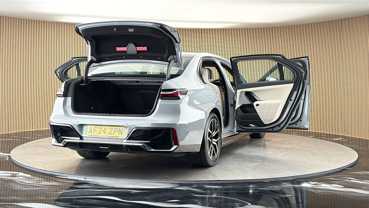 More views of BMW i7