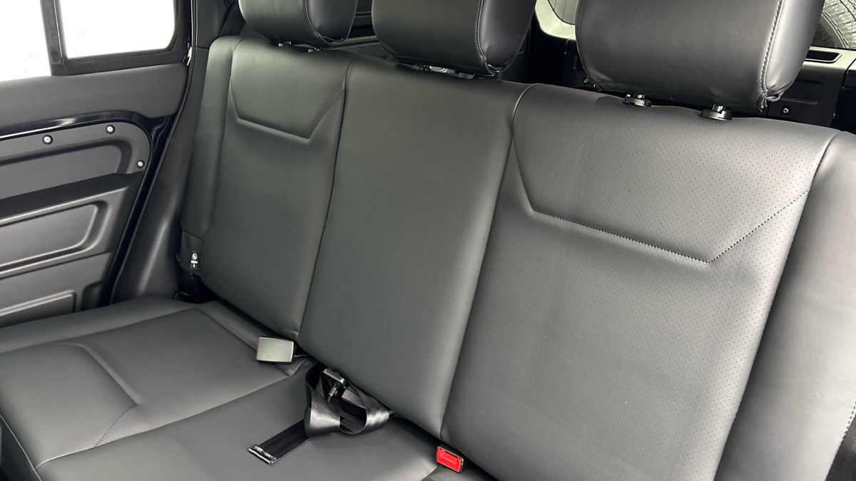 Land Rover Defender 110 Image 8