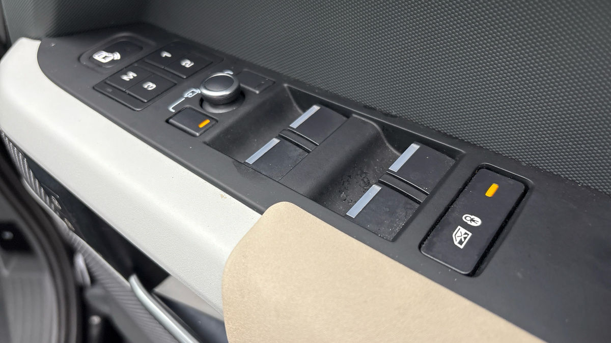 Land Rover Defender 110 Image 25