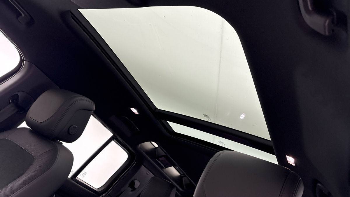 Land Rover Defender 110 Image 11