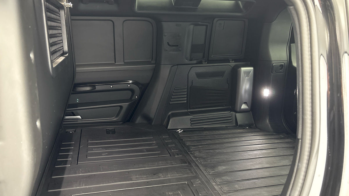 Land Rover Defender 110 Image 25