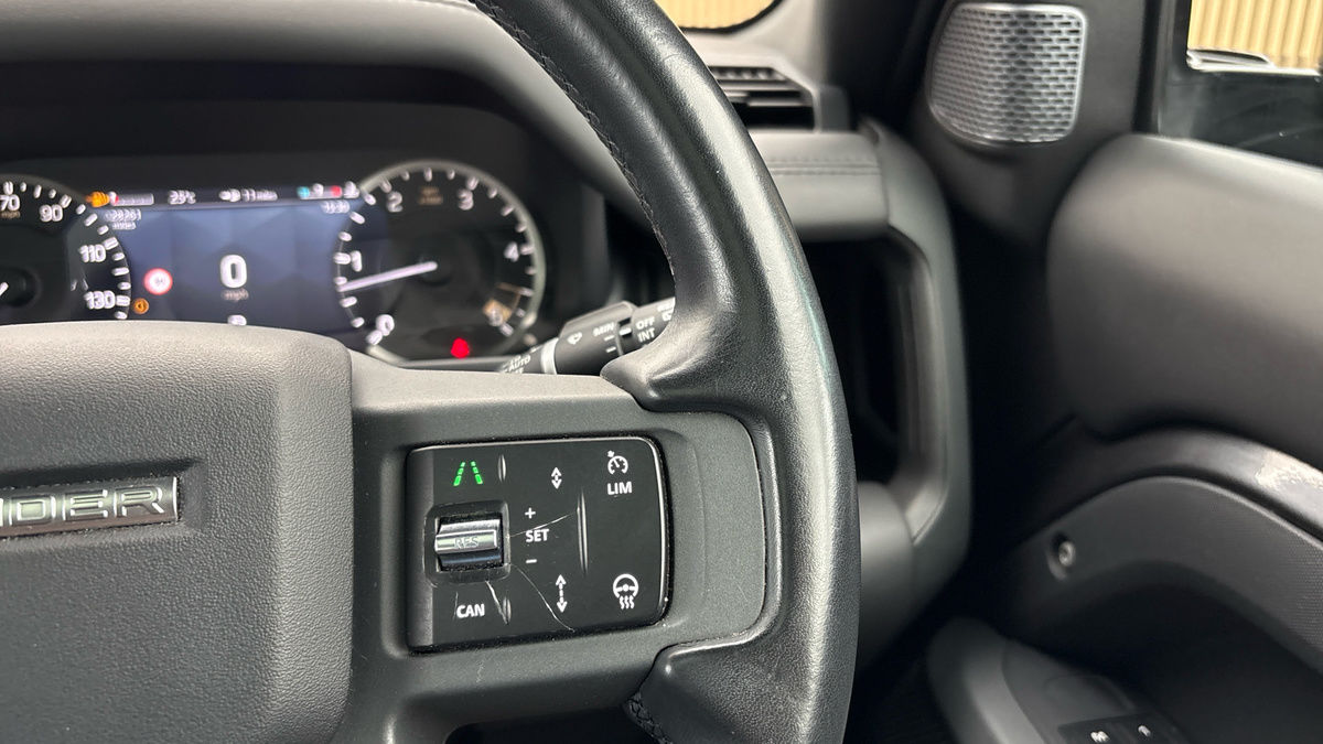 Land Rover Defender 110 Image 14