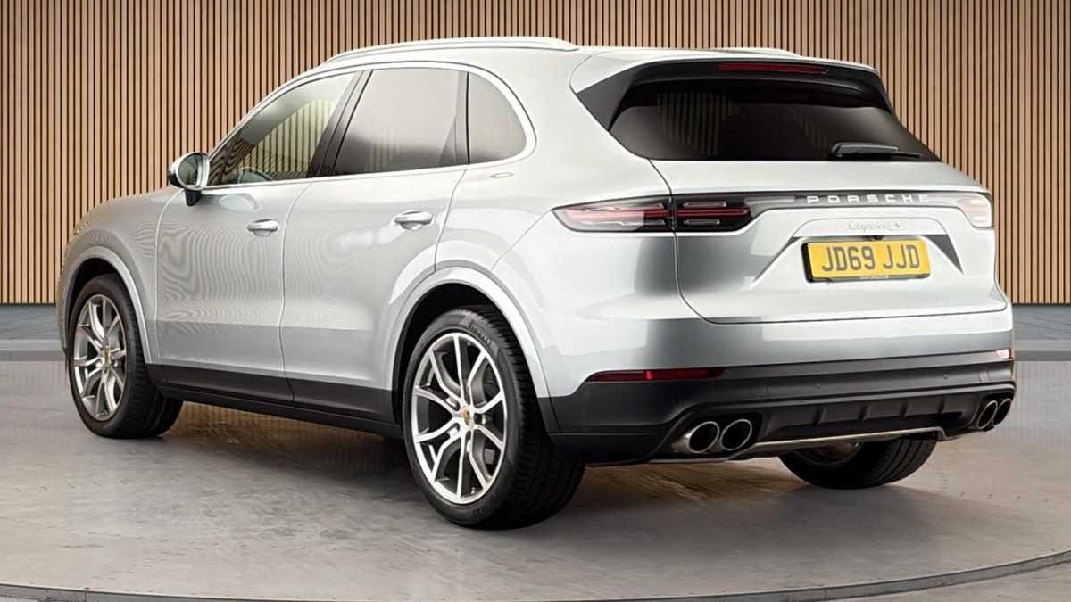 Porsche Cayenne Image 2