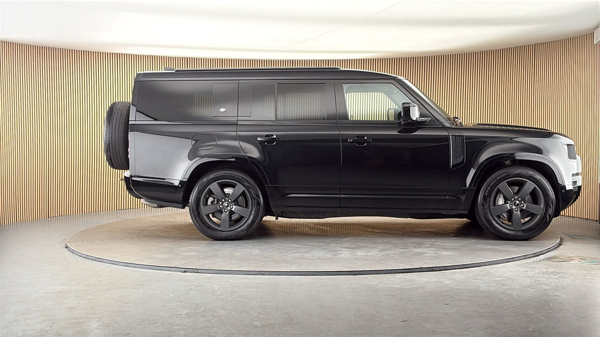 Land Rover Defender 130 Image 16