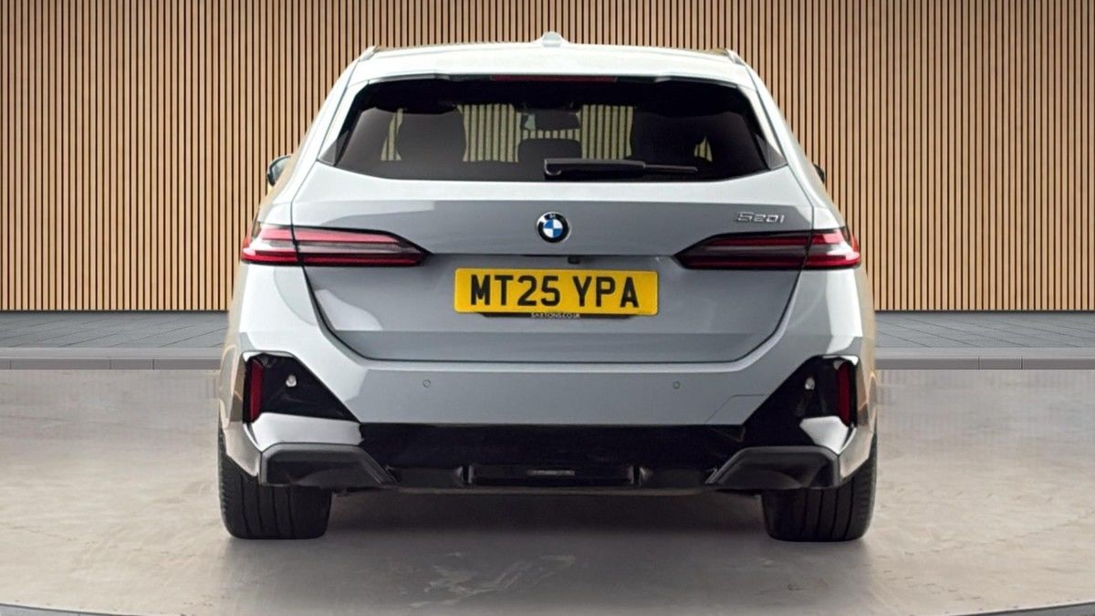 BMW 5 Series Image 4
