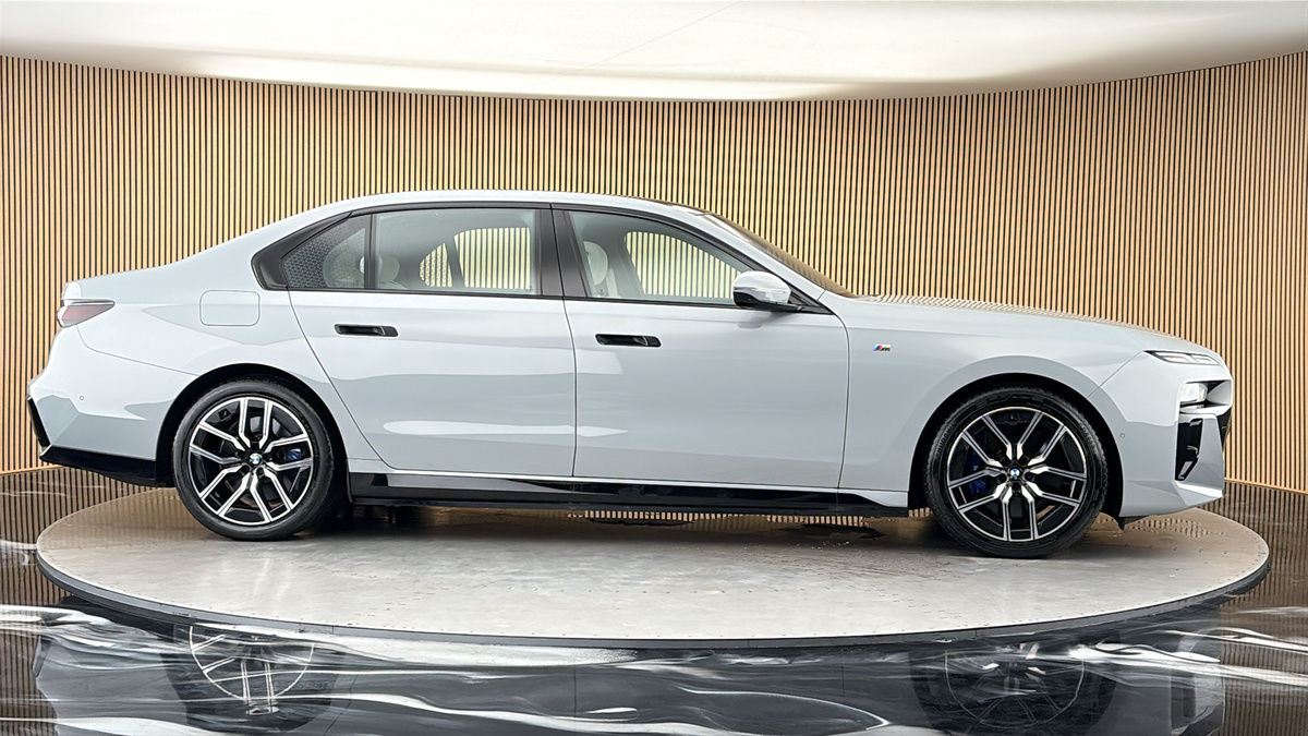 More views of BMW i7
