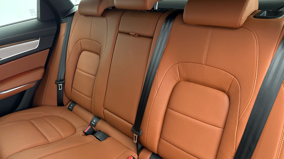 Jaguar F-PACE Image 8