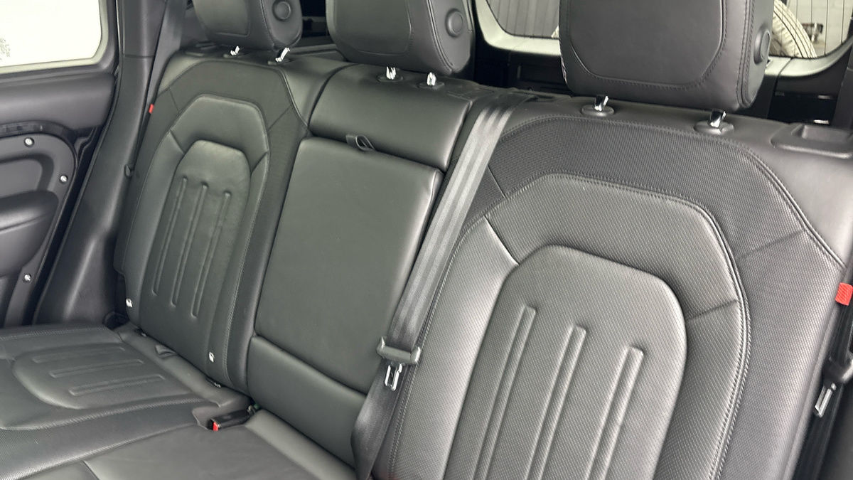 Land Rover Defender 110 Image 8