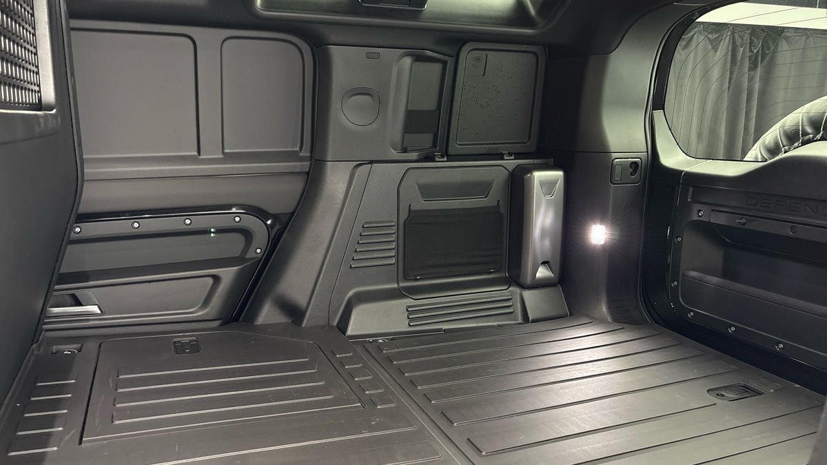 Land Rover Defender 110 Image 31