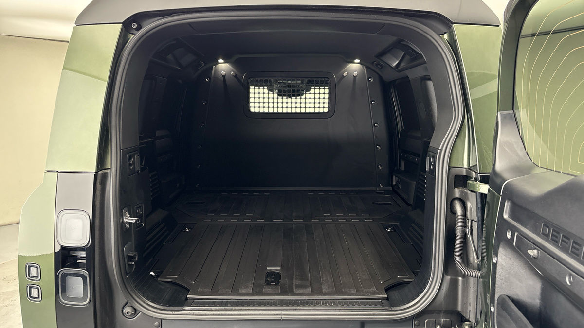 Land Rover Defender 110 Image 11