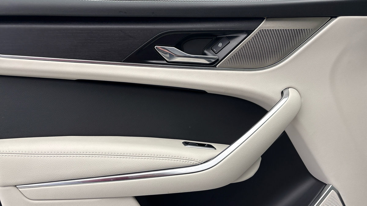 Jaguar F-PACE Image 19