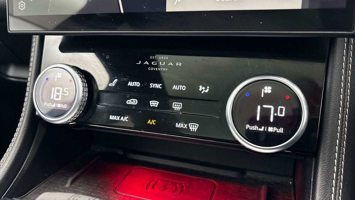 Jaguar F-PACE Image 26
